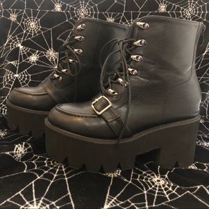 Platform combat boots with buckle